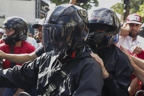 La líder antichavista María Corina Machado se retira de una manifestación a bordo de una motocicleta este jueves 9 de enero, en Caracas. 
EFE/ Ronald Pena R.