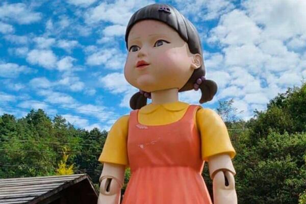Muñeca del Juego del Calamar llega a las calles de RD para hacer respetar las señales de tránsito