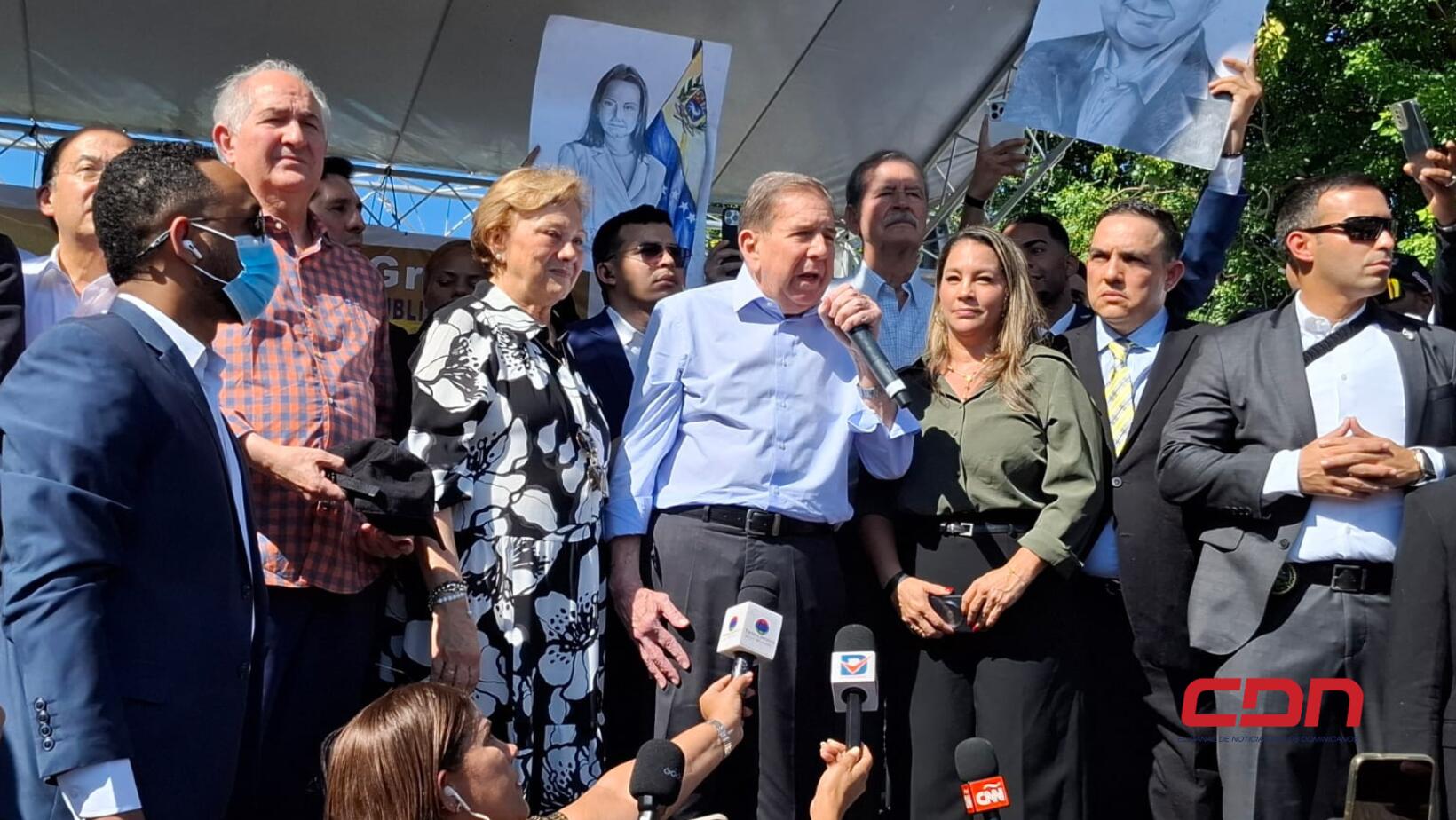 Edmundo González se dirige a manifestantes en la Plaza Juan Varón en apoyo a libertad de Venezuela