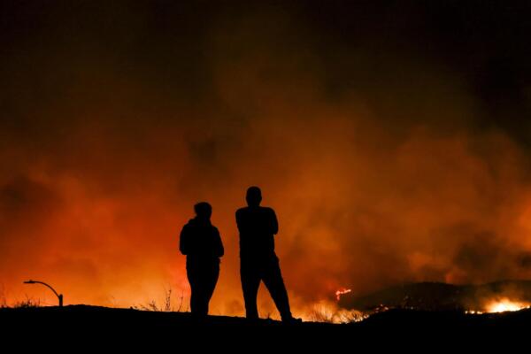 Miles de personas continúan en proceso de evacuación y advertencia por la rápida extensión y virulencia del nuevo incendio en Los Ángeles (foto: EFE)