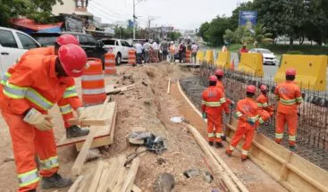 Maquinarias y equipos de obreros trabajan en esta obra, lo que ha obligado crear rutas y caminos alternos. Foto: Fuente externa 