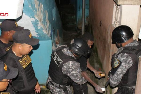 Policía Nacional apresa a hombre con arma de fabricación artesanal y dinero en efectivo en Pimentel. (foto, fuente externa)
