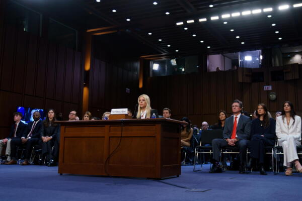 Pam Bondi, la nominada por el presidente electo de EE. UU., Donald Trump, para Fiscal General, asiste a una audiencia de confirmación en el Comité Judicial del Senado en el Capitolio. 
EFE/WILL OLIVER
