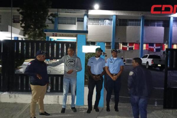 Agentes de la Policía Escolar frente a las oficinas del Distrito Educativo 01 en Barahona.
