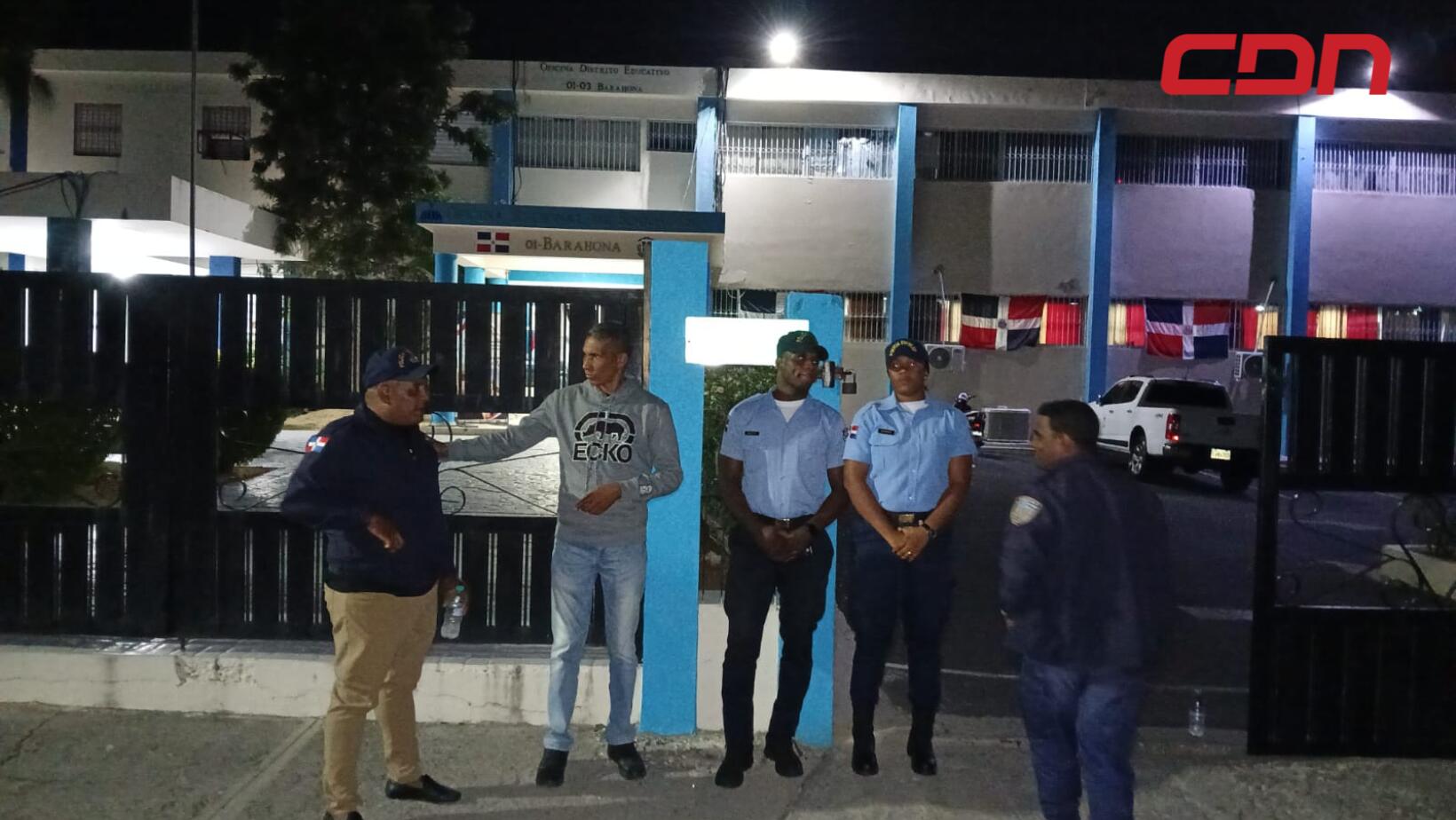 Policía Escolar custodian sede que aloja oficina del Distrito 01 en Barahona ante llamado a protesta de maestros