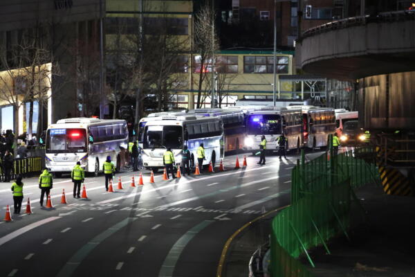 Una barricada de autobuses policiales se instala cerca de la residencia oficial del presidente destituido Yoon Suk Yeol.
EFE/YONHAP