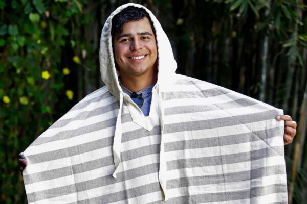 Una persona modela una prenda fabricada con desechos textiles este jueves, en el municipio de Santa Ana Chiautempan, estado de Tlaxcala (México). 
EFE/ Hilda Ríos