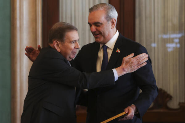 El líder opositor venezolano Edmundo González Urrutia, junto al presidente Luis Abinader. 
EFE/ Orlando Barría