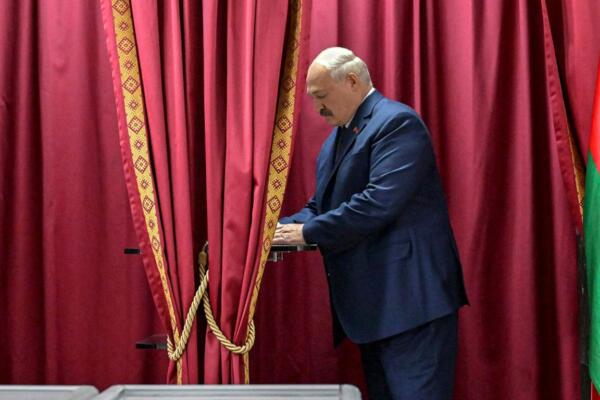 El autoritario líder de Bielorrusia, Alexandr Lukashenko, arrasó en las elecciones presidenciales del domingo y fue reelegido.