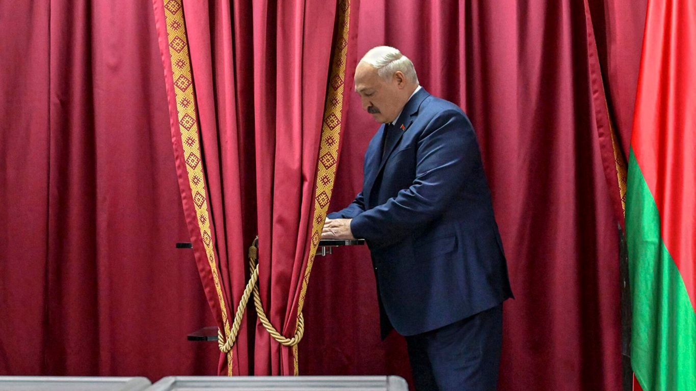 El autoritario líder de Bielorrusia, Alexandr Lukashenko, arrasó en las elecciones presidenciales del domingo y fue reelegido.