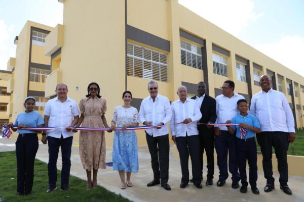 Presidente inaugura escuela y una estancia infantil en La Altagracia