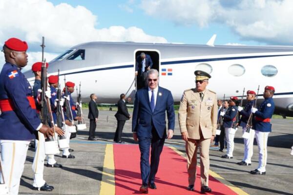 Presidente regresa al país tras participar en toma de posesión de gobernadora de Puerto Rico