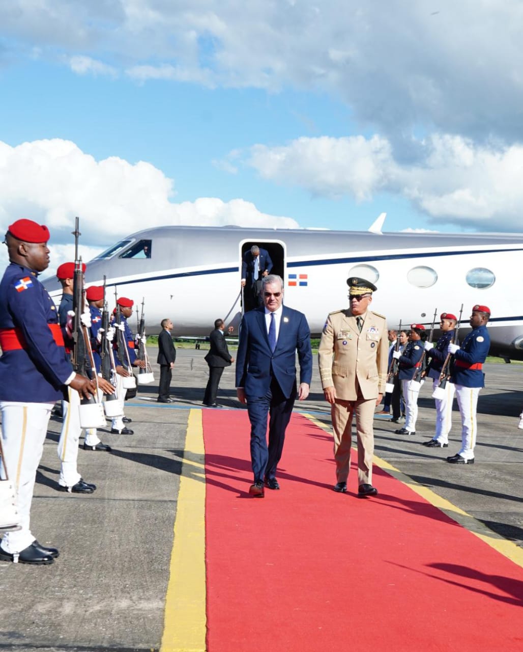 Presidente regresa al país tras participar en toma de posesión de gobernadora de Puerto Rico