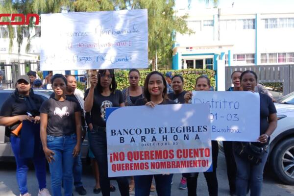 grupo de postulantes a maestros que aprobaron el concurso de oposición convocado por el Ministerio de Educación.