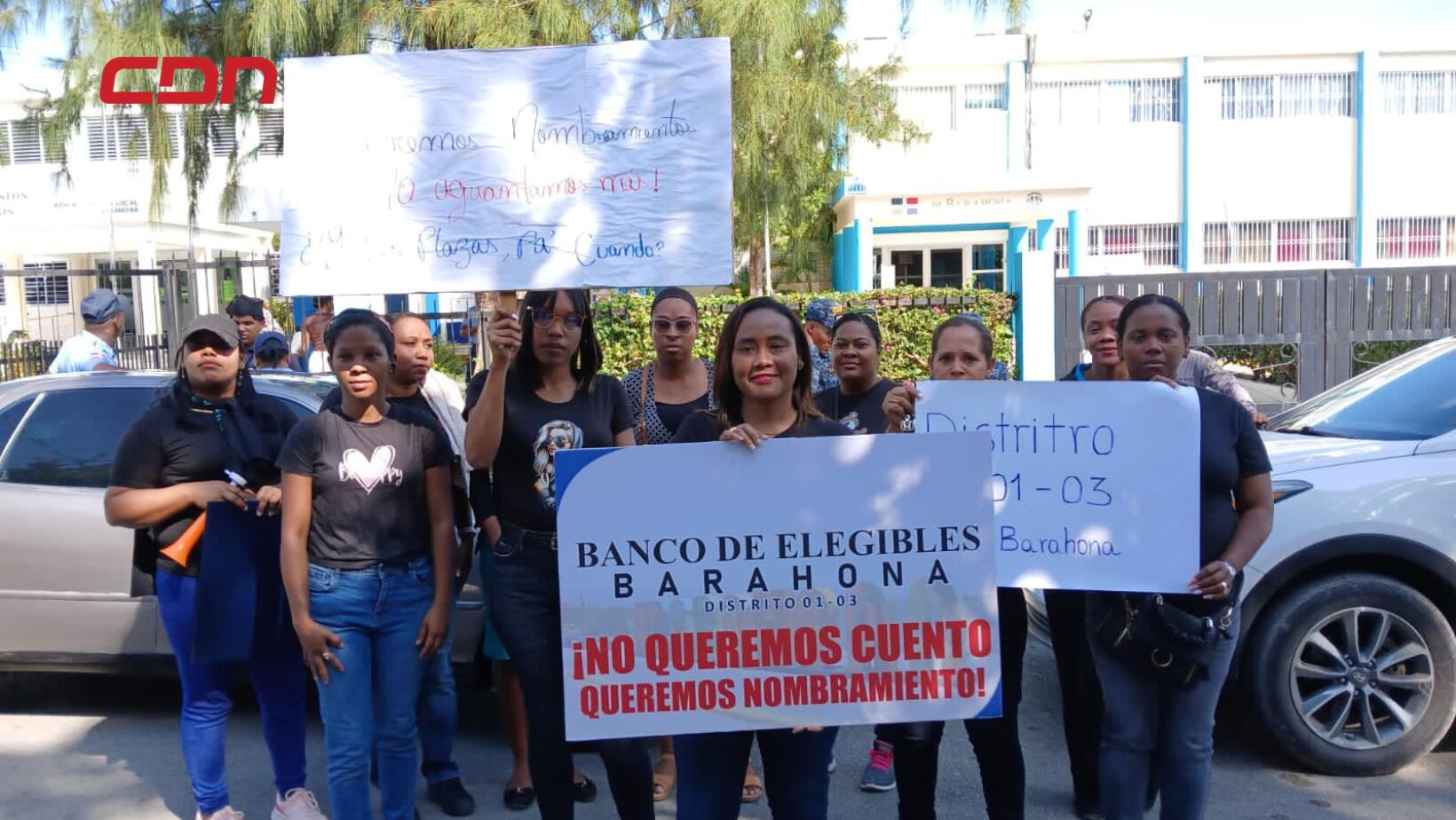 Protesta en Barahona postulantes a maestros exigen nombramientos tras meses de espera