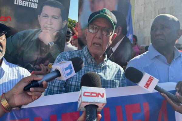 Un grupo de dirigentes de izquierda se manifestó hoy frente a la Plaza Simón Bolívar en Santo Domingo, en rechazo a la visita de Edmundo González Urutia. (foto, CDN)
