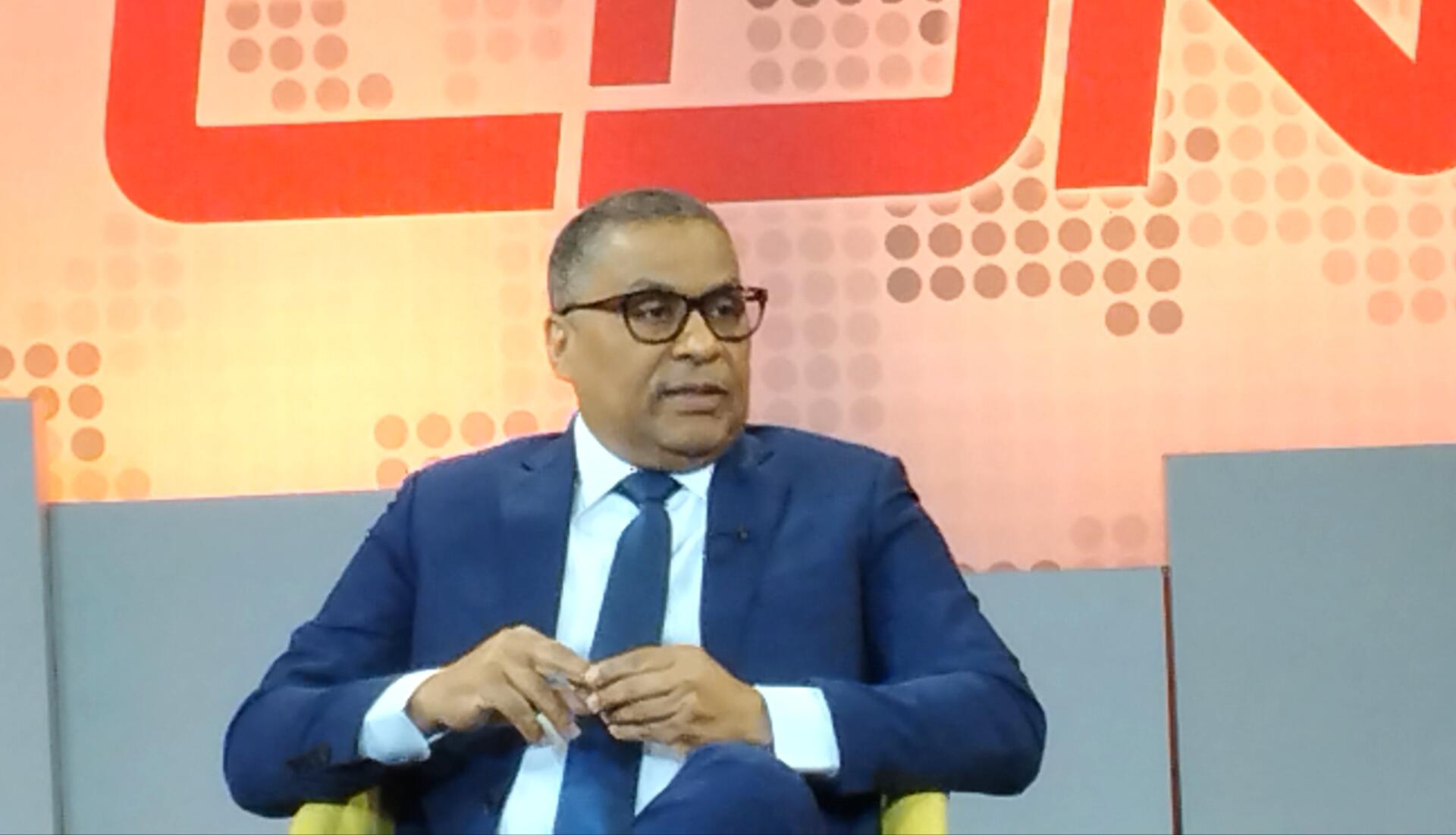 El exministro de Obras Públicas señaló que la baja inversión del Gobierno retrasa la entrega de las infraestructuras necesarias.