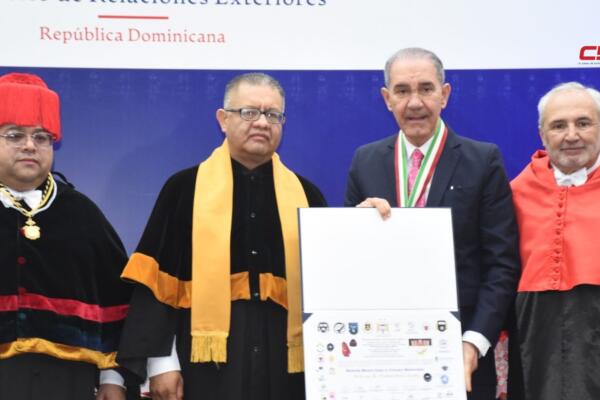 El funcionario expresó su más profundo agradecimiento al doctor Hugo Armando Benítez, rector de la Universidad Analítica Constructivista. (foto, fuente externa)