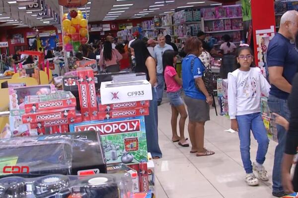 Decenas de personas compran juguetes en víspera del Día de Reyes. (foto, fuente externa)
