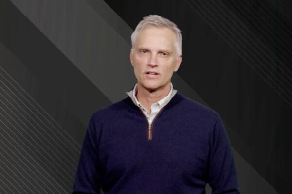 El CEO de American Airlines, Robert Isom, expresó en un video que comprende las numerosas preguntas sobre lo sucedido.