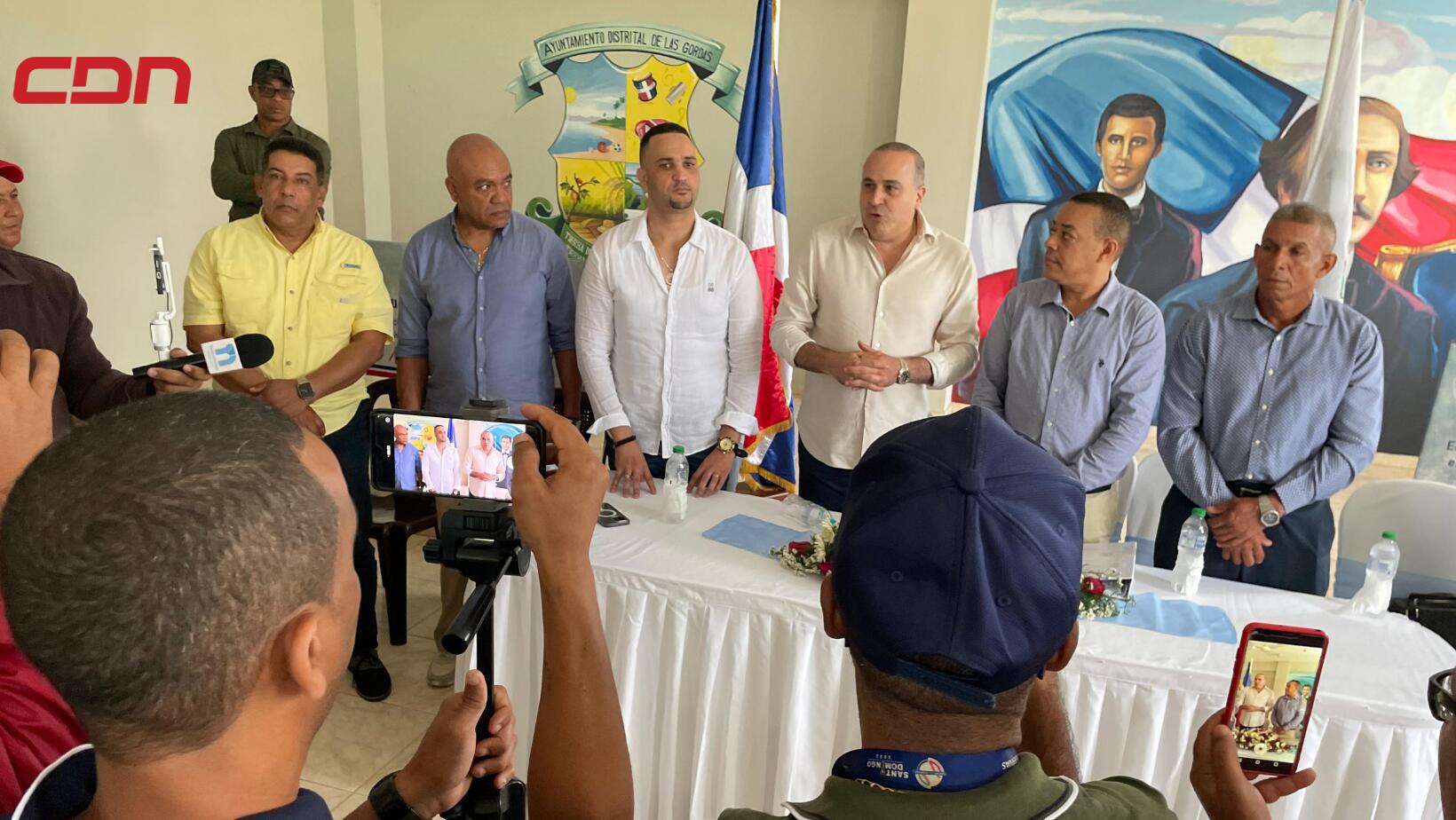 Senador Alexis Victoria impulsa construcción de aceras y contenes