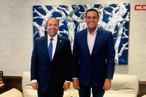 Carlos Gómez, senador de la provincia Espaillat junto al Samuel Pereyra Rojas, director general del Banco de Reservas.
