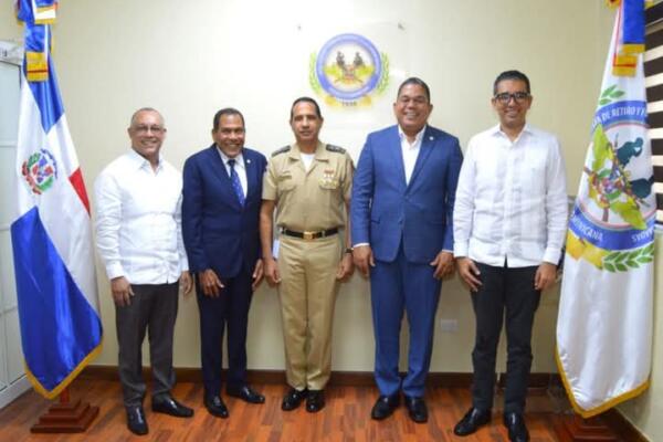 Comisión de senadores de la región Sur junto al director de la Junta de Retiro y Fondo de Pensiones.