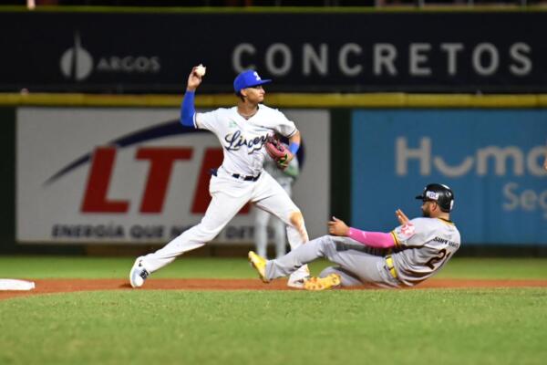 Sergio Alcántara bateó y empató el juego con jonrón para el Licey frente a las Águilas