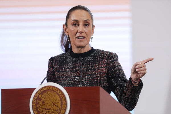 La presidenta de México, Claudia Sheinbaum, participa este martes en una rueda de prensa en Palacio Nacional, en la Ciudad de México (México). EFE/ Isaac Esquivel