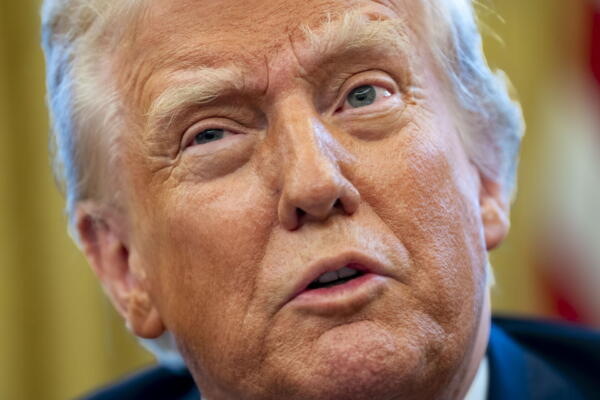 El presidente de EE.UU., Donald Trump, firma dos órdenes ejecutivas en la Oficina Oval de la Casa Blanca en Washington, D.C. EFE//BONNIE CASH