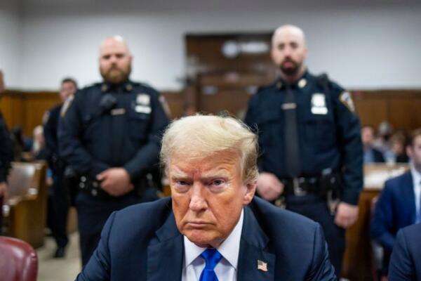 Fotografía del presidente electo de EE.UU., Donald Trump, durante un juicio.
EFE