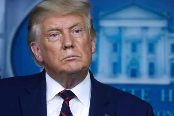 Trump ordena congelar ayudas y préstamos federales, golpeando a educación y sanidad