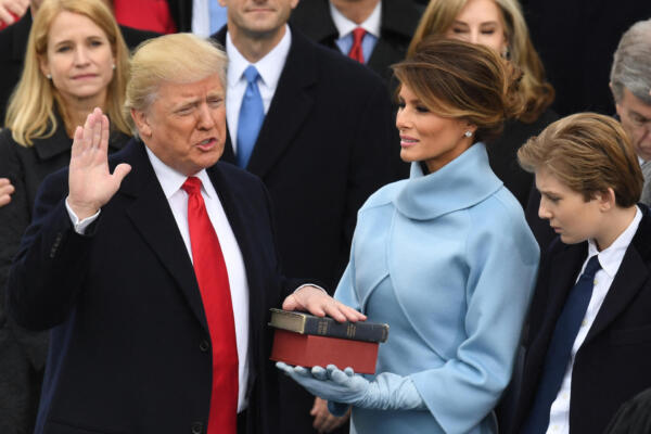 El presidente electo de Estados Unidos, Donald Trump, presta juramento como presidente el 20 de enero de 2017 en el Capitolio de Estados Unidos en Washington, DC. (Foto de Mark RALSTON / AFP)