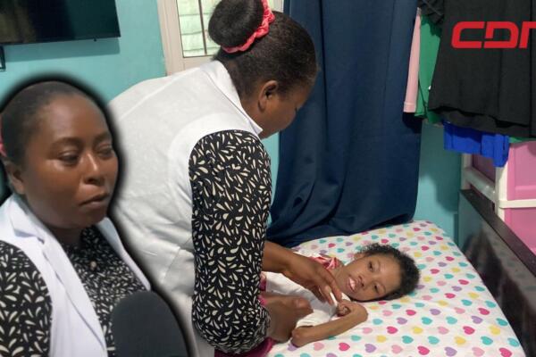 Rudilenia Figueroa de la Rosa, pide ayuda para su hija postrada en cama por extraña enfermedad.