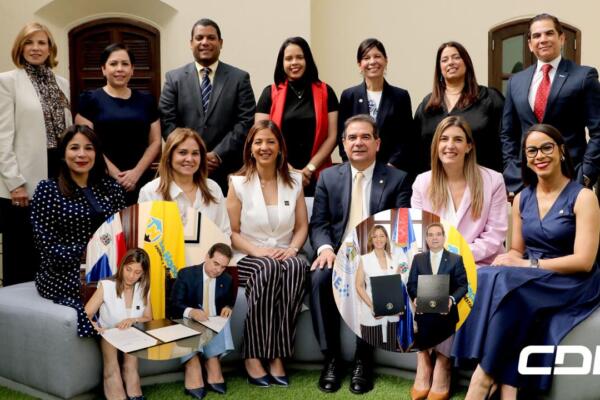 La Universidad Iberoamericana (Unibe) y la Asociación La Nacional firmaron un convenio para el desarrollo de pasantías estudiantiles. Foto: CDN Digital