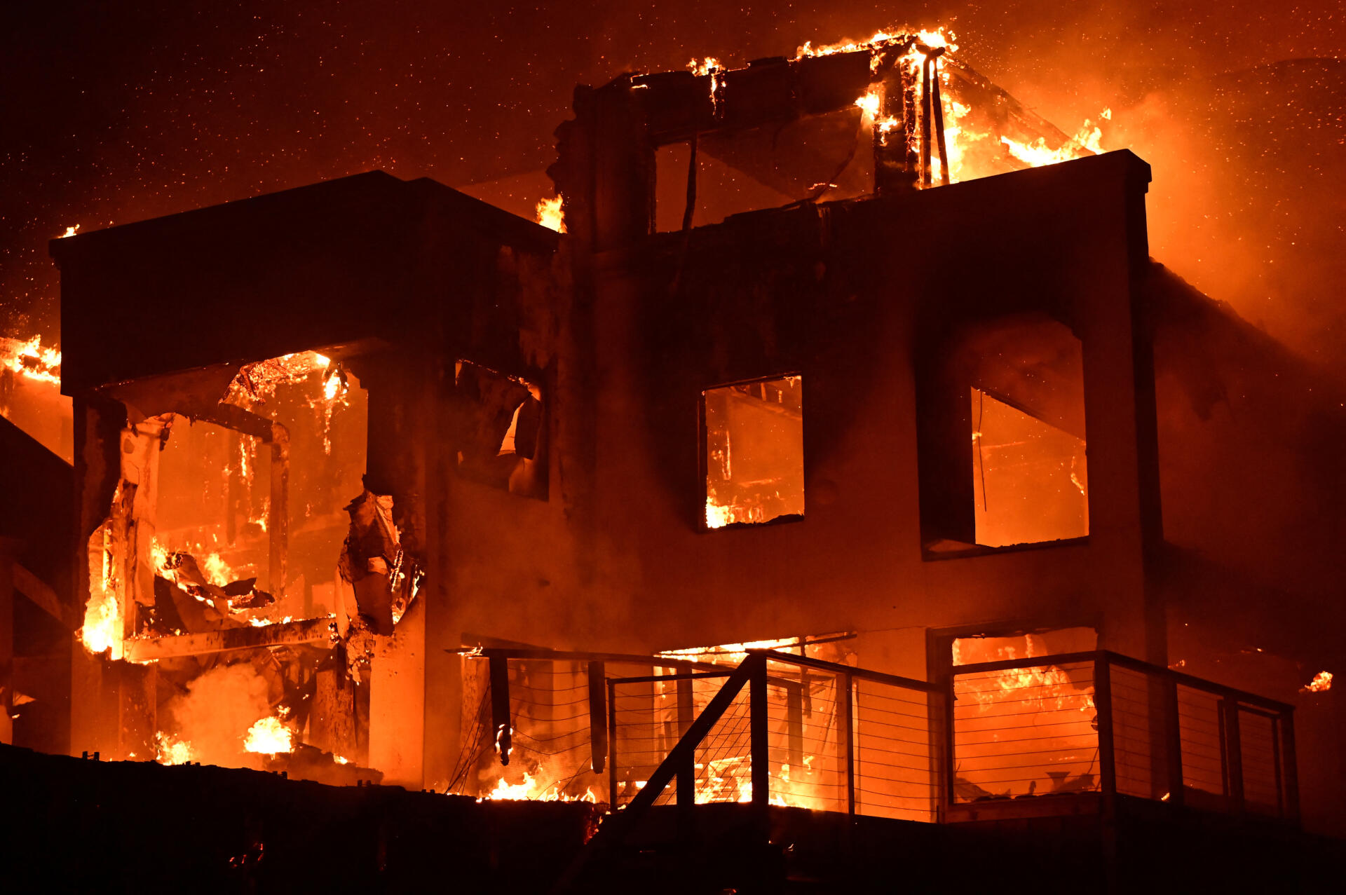 Sube a cinco el número de muertos en uno de los incendios que azotan a Los Ángeles