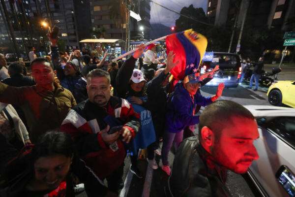 Simpatizantes del líder opositor venezolano Edmundo González Urrutia animan en una concentración en Quito (Ecuador). 
EFE/ José Jácome