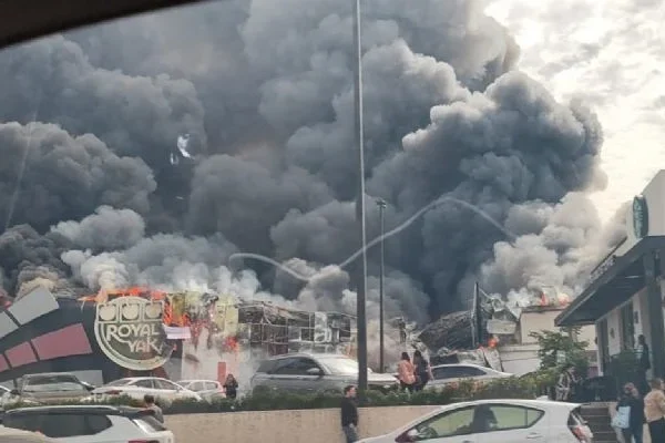 Voraz incendio destruye casino y parque infantil 