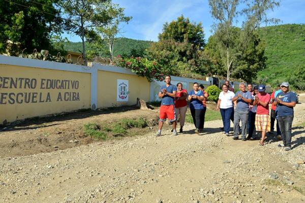Comunitarios de la Finca de Áciba piden terminación de carretera
