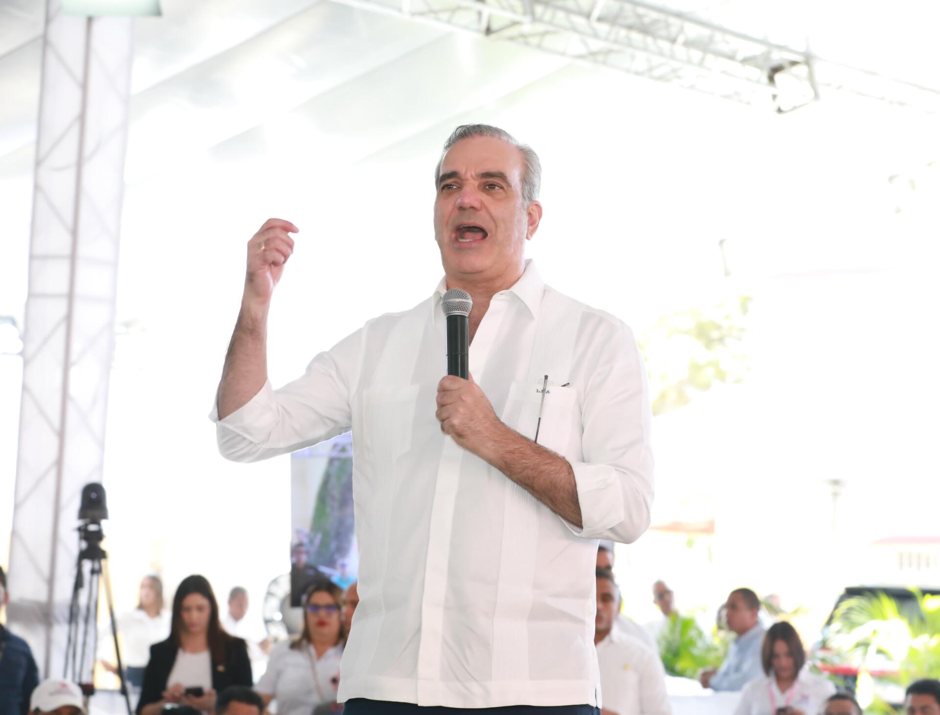 Gobierno lanza proyecto de titulación en el Norte del Distrito Nacional