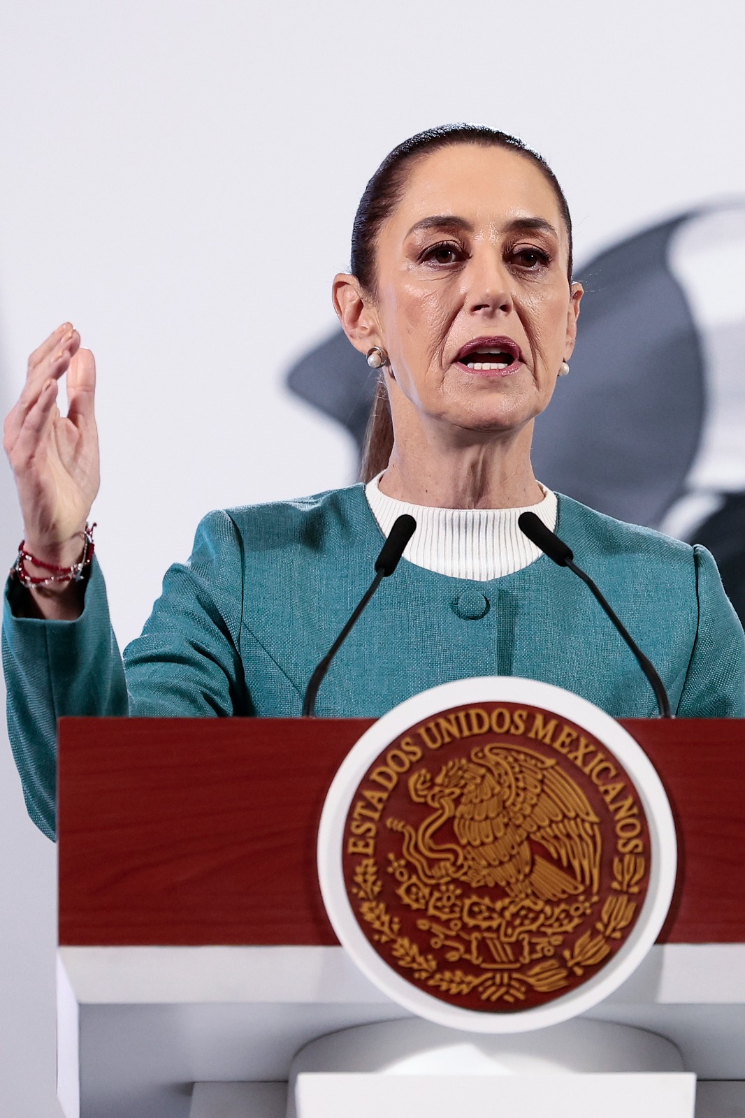 "Me dio gusto saludar al presidente de Guatemala, Bernardo Arévalo, para conversar sobre los proyectos de desarrollo de nuestra frontera", informó la mandataria en sus redes sociales.