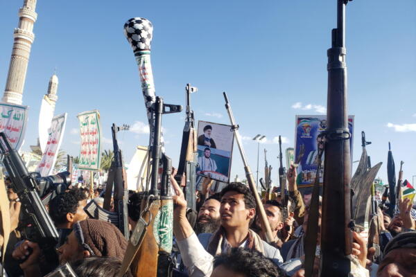 Los partidarios de los hutíes levantan sus armas durante una protesta antiestadounidense y antiisraelí en Saná, Yemenlos ataques de EE. UU. e Israel que tienen como objetivo los sitios controlados por los hutíes en Yemen, en medio de la escalada de ataques hutíes contra Israel y la navegación comercial en los mares alrededor de Yemen, como represalia por los continuos ataques militares israelíes en la Franja de Gaza. (Protests) EFE/EPA/YAHYA ARHAB