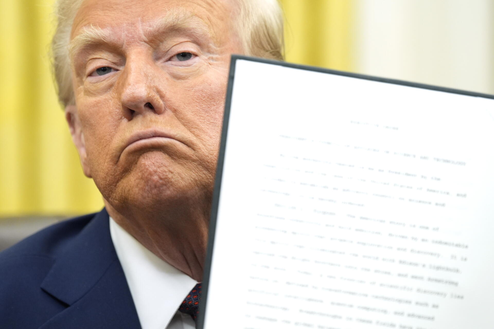 El presidente de Estados Unidos, Donald Trump, firma órdenes ejecutivas en la Oficina Oval de la Casa Blanca en Washington