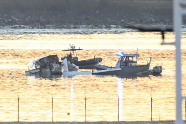Parte de los restos se ven mientras los barcos de rescate buscan en las aguas del río Potomac después de que el vuelo 5342 de American Airlines.
(ANDREW CABALLERO / AFP)