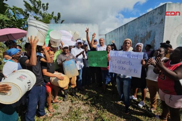 Pedro Jhonson lamentó como los residentes de Monte Rojo y Sabaneta sufren por la falta de agua potable. Foto: Fuente externa 