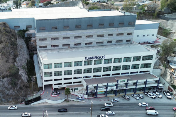 Fotografía aérea de un centro comercial que se habilitará como albergue para migrantes deportados en la ciudad de Tijuana. 
EFE/ Joebeth Terríquez