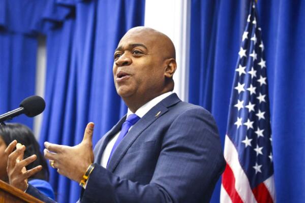 El alcalde de Newark, Nueva Jersey, Ras Baraka, habla con la prensa el 24 de enero de 2025. AFP