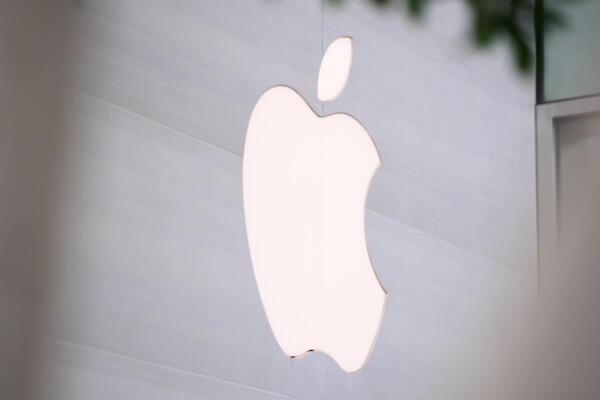 Fotografía donde se ve el logo de la tecnológica Apple. EFE/ALLISON DINNER