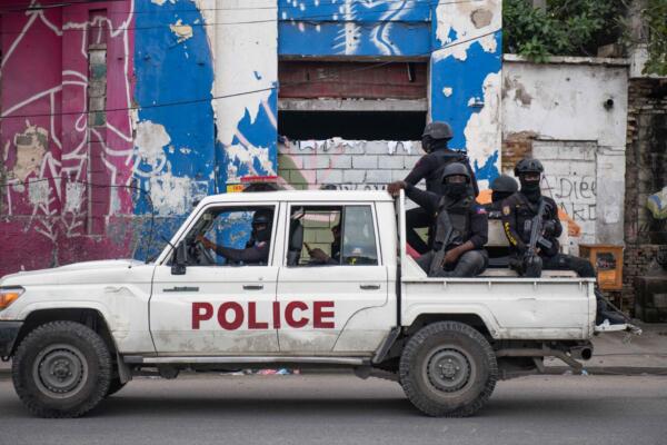 Imagen de archivo de policías que patrullan por una calle luego de un ataque a un hospital publico en Puerto Príncipe (Haití).