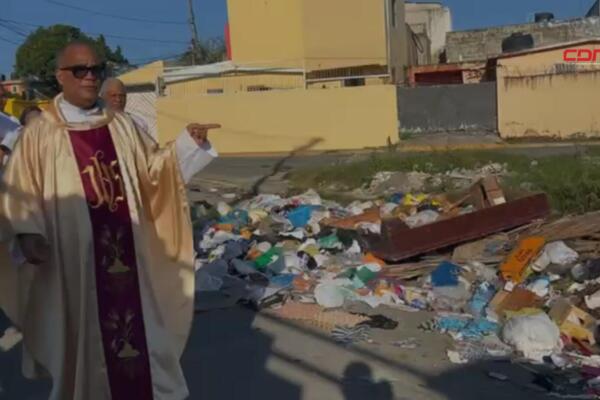Dijeron que el improvisado vertedero frente a la parroquia enferma a la iglesia y los comunitarios.  Foto: Fuente externa 